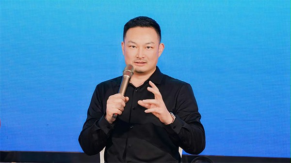 上图为：西朗门业董事长杨元嘉在论坛发言