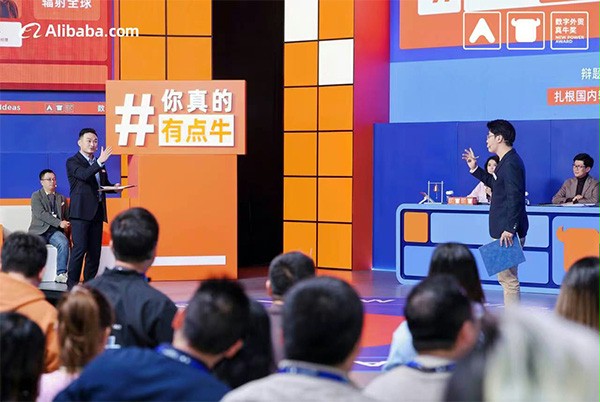 上图为:西朗门业总经理杨元嘉与对手辩论 上图为:西朗门业总经理杨元嘉与对手辩论