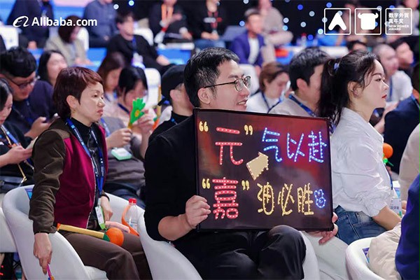 上图为:后援团举出“元气以赴,嘉油必胜”的牌子为杨元嘉加油鼓劲 上图为:后援团举出“元气以赴,嘉油必胜”的牌子为杨元嘉加油鼓劲