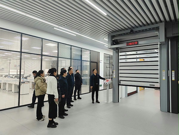 上图为:西朗门业董事长杨元嘉为领导们演示高端工业门产品在工业物联网中的应用 上图为:西朗门业董事长杨元嘉为领导们演示高端工业门产品在工业物联网中的应用