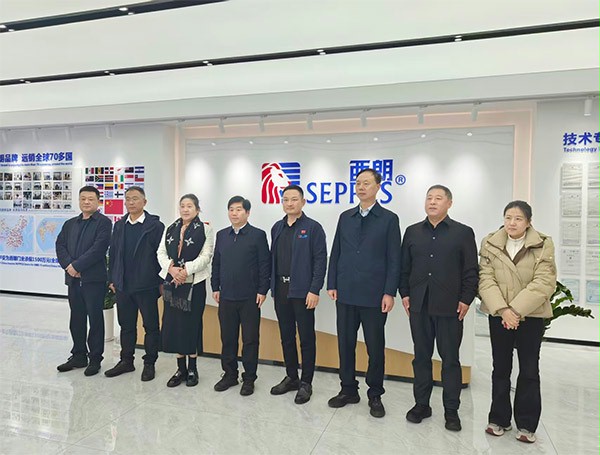 上图为:交流结束后合影留念 上图为:交流结束后合影留念