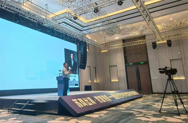 上图为：苏州西朗控股集团有限公司、西朗门业（苏州）有限制公司董事长杨元嘉分享出海逆袭之路
