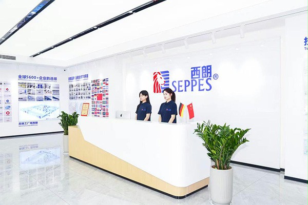 上图为：西朗门业工厂前台展区