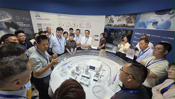上图为：与会企业家参观沛嘉医疗展厅