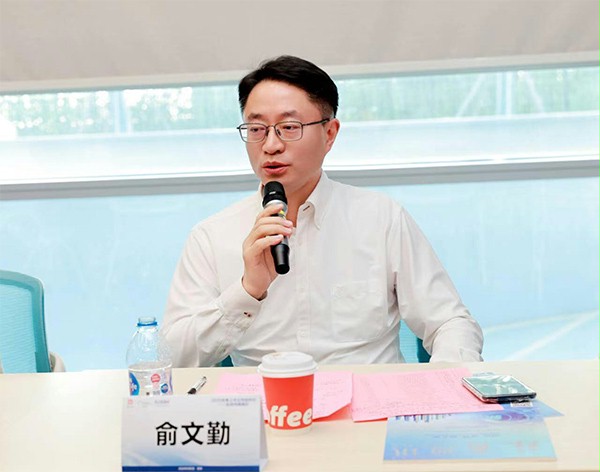 上图为：江苏省苏商发展促进会执行副会长俞文勤做总结发言
