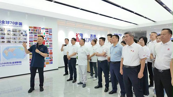 上图为：西朗门业党支部书记、董事长杨元嘉为来宾介绍公司发展情况