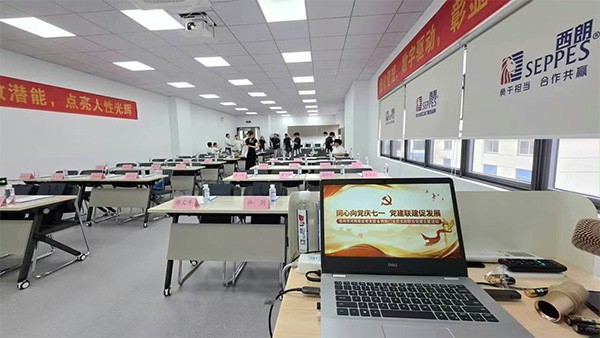 上图为：党建活动现场