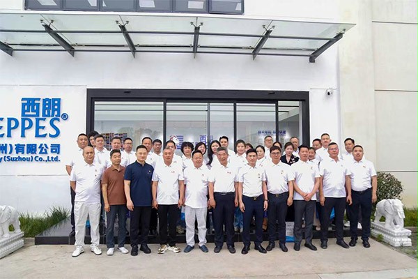 上图为：部分与会人员合影留念