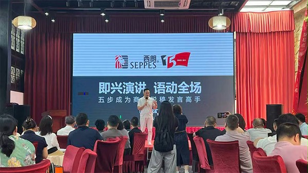上图为：西朗门业董事长、阿里巴巴国际站签约金牌讲师杨元嘉现场授课
