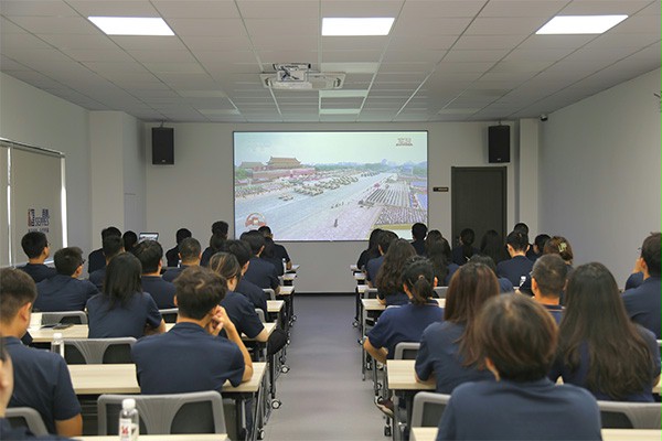 西朗门业全员观看阅兵式 西朗门业全员观看阅兵式