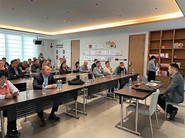 上图为:西朗门业董事长杨元嘉为苏州市九江商会的会员企业家们分享出海经验 上图为:西朗门业董事长杨元嘉为苏州市九江商会的会员企业家们分享出海经验