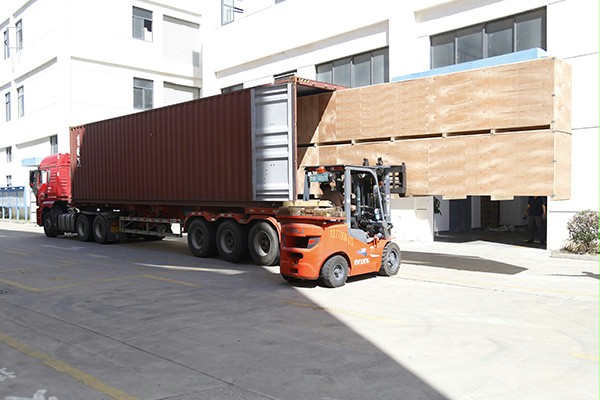 西朗门业快速门装箱发货 西朗门业快速门装箱发货