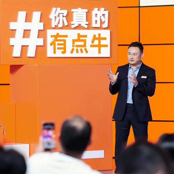 ▲上图为:西朗门业董事长、总经理杨元嘉在2025年度真牛奖比赛现场 ▲上图为:西朗门业董事长、总经理杨元嘉在2025年度真牛奖比赛现场