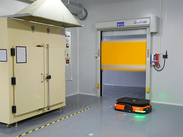 ▲上图为:西朗门业研发的与AGV无人搬运车运程联动的智能快速门产品 ▲上图为:西朗门业研发的与AGV无人搬运车运程联动的智能快速门产品