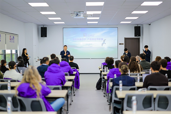 ▲上图为:西朗门业董事长、总经理杨元嘉在大会议室向外宾介绍企业与产品 ▲上图为:西朗门业董事长、总经理杨元嘉在大会议室向外宾介绍企业与产品