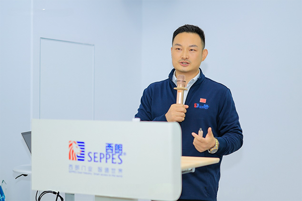 ▲上图为:西朗门业董事长、总经理杨元嘉解答外宾提出的问题 ▲上图为:西朗门业董事长、总经理杨元嘉解答外宾提出的问题