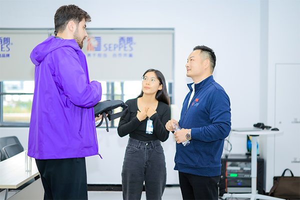 ▲上图为:西朗门业董事长、总经理杨元嘉与外宾深入交流 ▲上图为:西朗门业董事长、总经理杨元嘉与外宾深入交流