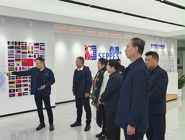 上图为:杨元嘉董事长向来宾们介绍西朗门业企业文化展厅 上图为:杨元嘉董事长向来宾们介绍西朗门业企业文化展厅