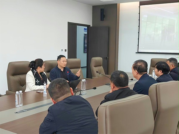 上图为:西朗门业董事长杨元嘉向各位领导介绍企业 上图为:西朗门业董事长杨元嘉向各位领导介绍企业