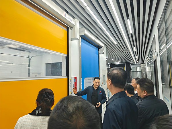 上图为:杨元嘉董事长演示讲解快速门等产品 上图为:杨元嘉董事长演示讲解快速门等产品