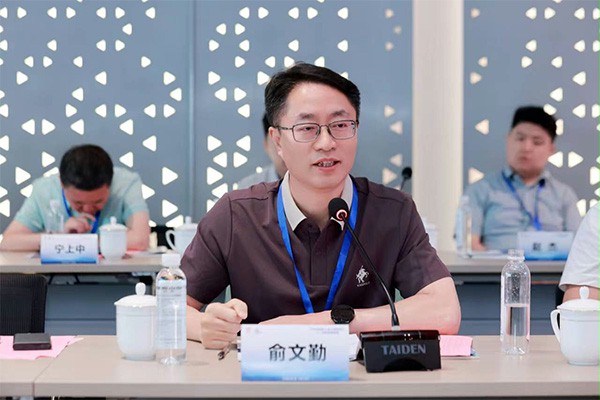 上图：苏商会副会长俞文勤作总结发言